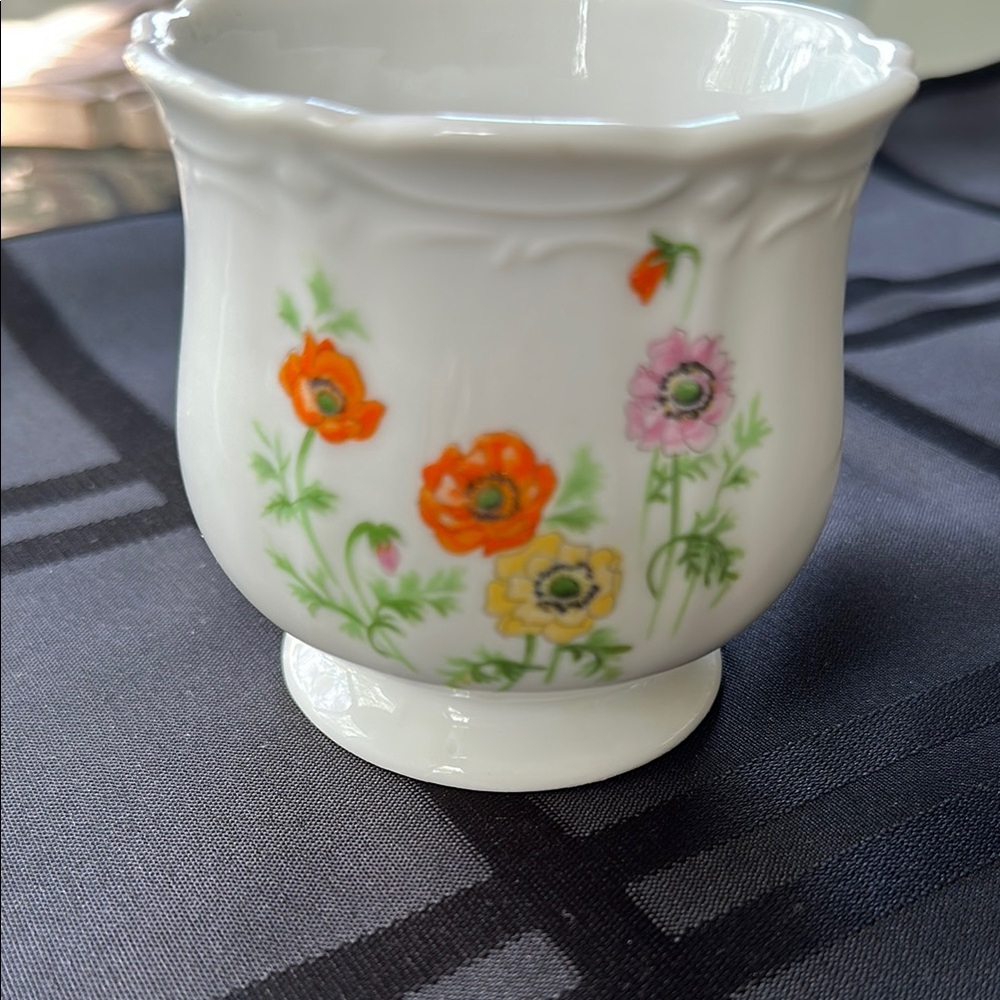 Mid Century Floral White Vase made in Japan - Picture 4 of 10